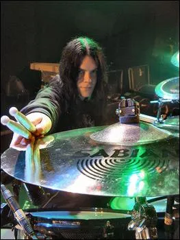 Qui joue de la batterie dans le groupe ?