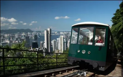 Construit en 1888, le funiculaire de Pak Tram a été le tout premier à voir le jour en Asie. À son sommet, il offre un panorama sublime sur toute la ville et la baie qui se profile. Où se trouve ce funiculaire qui dessert le sommet du Pic Victoria ?