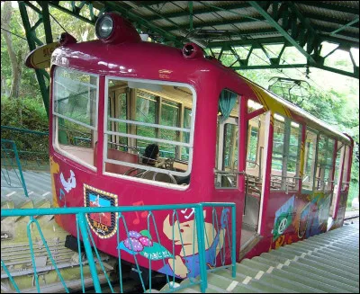 Inauguré en 1925, le funiculaire permet d'accéder au Mont Maya et au point de vue panoramique du Kikuseidai réputé comme l'un des plus beaux paysages à voir de nuit. Dans quel pays et quelle ville puis-je découvrir cette féérie lumineuse ?