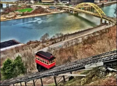 Propulsé à la vapeur lors de sa mise en service le 17 mai 1877, le funiculaire Duquesne Incline impressionne par son parcours qui dessert une pente d’environ 30° à destination du Mont Washington. Pas de doute, je suis bien en Amérique. Dans quelle ville dois-je me rendre pour découvrir cette vue splendide qui donne sur 3 rivières et de nombreux ponts ?
