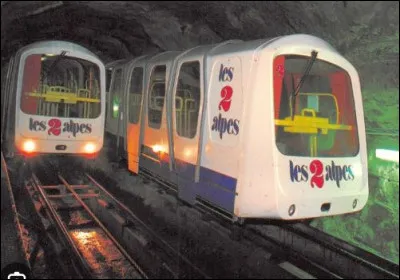 Le funiculaire sous-terrain des Deux Alpes situé en Isère est le plus haut de France avec une altitude de 3384 mètres. Inauguré en 1989, le Dôme Express se distingue par une spécificité qui lui permet d'être en service quelle que soit la météo. Laquelle ?
