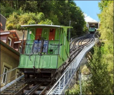 À 124 ans, il n'a rien perdu de son charme le funiculaire de Fribourg en Suisse. Classé aux monuments historiques avec son look rétro, il éveille la curiosité et souligne le souci écologique des Fribourgeois qui en sont très fiers. Il est unique en Europe. Pour quelle raison ?