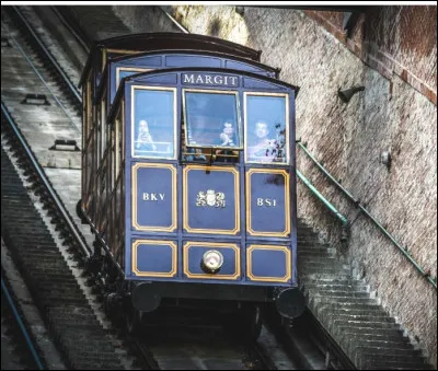 Il desservait les ministères implantés au château de Buda. Détruit durant la Seconde Guerre mondiale, il a été reconstruit fidèlement et a repris du service en 1986. Inclus dans la liste du patrimoine mondial de l'Unesco, où se trouve ce funiculaire qui a été inauguré le 2 mars 1870 ?