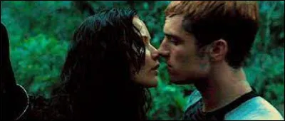 Après le lavage de cerveau, Peeta pense que Katniss :
