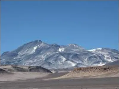 Quel est ce volcan situé dans les Andes, sur la frontière entre l'Argentine (province de Catamarca) et le Chili (région d'Atacama) ?