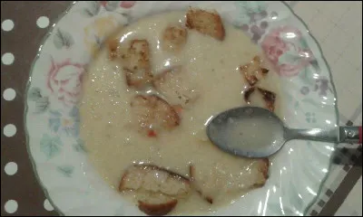 Cette soupe est composée de/d' [... ] émincées, de pommes de terre, farine, bouillon de légumes, sel et poivre et crème fraîche.