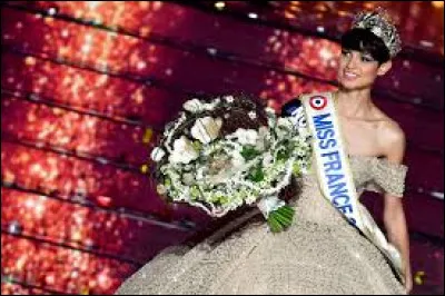 La Miss France 2024 s'appelle Eve Gilles et représente la région Nord-Pas-de-Calais.