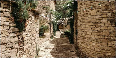 Il te répond oui et même si elle la trahi, il était triste et il savait que la salle des potions était sa salle préférée.
Tu te poses sur un banc et tu récapitules tous les indices que tu as récoltés.
Quelle est ton hypothèse ?