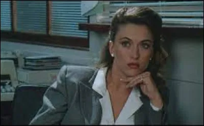 Elle est ensuite remplacée, pour la fin de la saison 1 et pour la saison 2, par ...