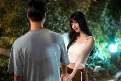 Pourquoi à la fin Doo-na recommence-t-elle une carrière d'idol ?