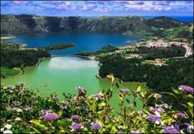 Parmi ces archipels, lequel se situe dans l'océan Atlantique ?