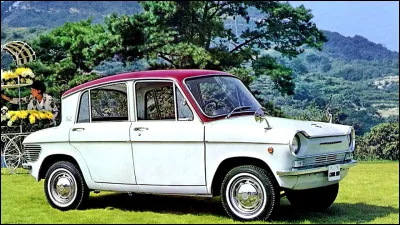 La première génération de cette lignée de petites autos japonaises est la première voiture de tourisme quatre places de son constructeur et possède l'un des plus petits moteurs quatre cylindres de l'histoire. Quel est ce modèle ?