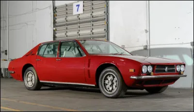 Cette rare et onéreuse GT quatre portes italienne fut parmi les berlines les plus rapides de son temps. Las, elle vivra dans l'ombre d'une célèbre berline anglaise lancée un an après. Comment s'appelle cette voiture ?