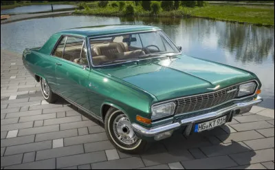 Dans les années 60, il était encore possible pour un constructeur généraliste de se doter d'un vaisseau amiral ambitieux. En témoigne cette opulente allemande à la silhouette américanisante. Comment s'appelle ce modèle ?