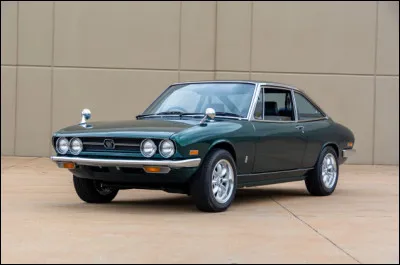 Aujourd'hui mondialement connu pour ses pick-up, ses 4x4, ses camions, ses bus et ses moteurs pour machines industrielles, le constructeur japonais dont je parle a également réalisé d'élégants coupés au design italien par le passé. Comment se nomme celui-ci ?