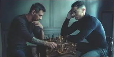 Messi et Ronaldo jouant aux échecs sur une mallette "Louis Vuitton", la photo la plus likée d'Instagram. Qui en est l'auteur ?