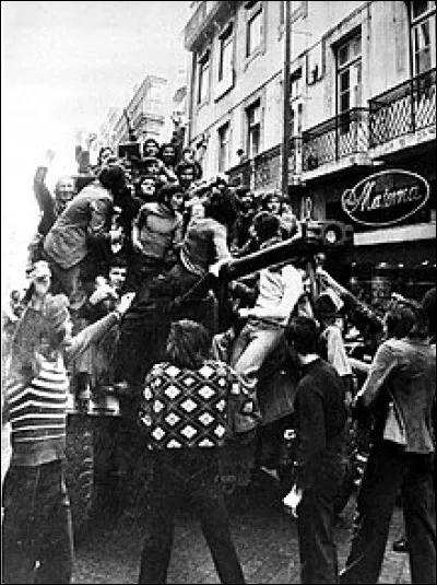 En 1974, quelle révolution entraîne la chute de la dictature salazariste qui dominait le Portugal depuis 1933 ?