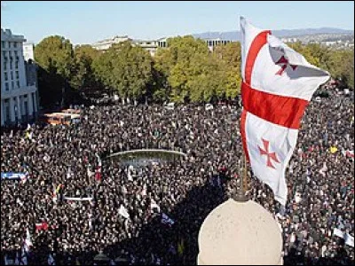 Sous quel nom a été nommée la révolution de 2003 en Géorgie qui aboutit à la démission du président Edouard Chevardnadze ?