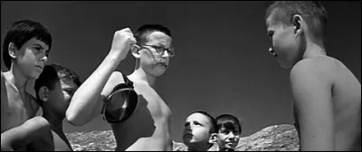 Dans quel pays se passe la partie en noir et blanc du film ?