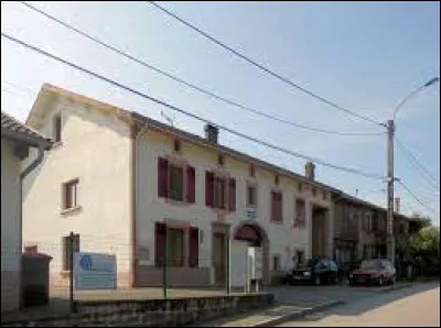 Ancienne commune de Lorraine, dans l'arrondissement d'Épinal, Le Boulay se situe dans le département ...