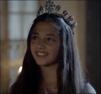 Quel rôle interprète Kayra Zabci sur cette photo ?