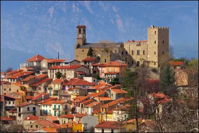 Ce chanteur originaire des Pyrénées-Orientales a rendu hommage à son village avec la chanson "Vernet-les-Bains" :
