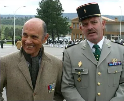 Dans quelle spécialité fait-il son service militaire ?