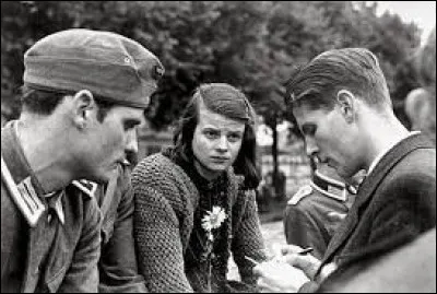 Ce 22 février, les membres de la "Rose blanche", groupe de jeunes résistants allemands antinazis, sont jugés après leur arrestation ; leur procès dure à peine trois heures. Hans Scholl, Sophie Scholl et Christoph Probst sont guillotinés le jour même dans la prison de Stadelheim, près de Munich : c'était en ...