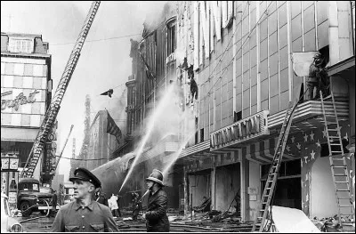 Ce 22 mai, l'incendie du grand magasin "Innovation" à Bruxelles cause la mort de 251 personnes : c'était en ...