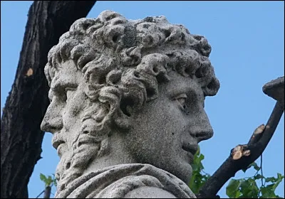 Quelle est cette divinité romaine en J qui possède deux visages, l'un tourné vers le passé et l'autre vers l'avenir ?