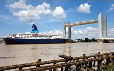 Quel est le nom du pont en J, un ouvrage levant qui franchit la Garonne au coeur de Bordeaux ?