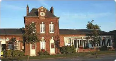 Cette commune du département de la Seine-Maritime peuplée de 1 200 habitants, située dans l'agglomération de Rouen, c'est ...