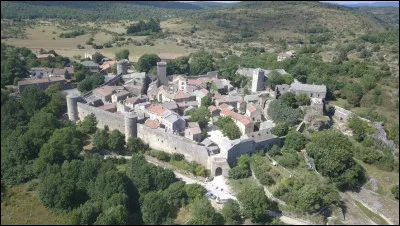 Cette commune du département de l'Aveyron, peuplée d'à peine 200 habitants, située dans le sud du plateau du Larzac, c'est ...