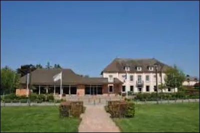 Cette commune de Seine-Maritime, peuplée de 2 400 habitants, située au sud de Rouen, près d'Elbeuf et entourée de forêts, c'est ...