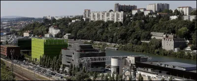 Cette commune de la métropole de Lyon, peuplée de 6 600 habitants, dominant le confluent du Rhône et de la Saône, c'est ...