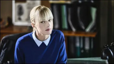 Dans la saison 4, Astrid apprend qu'elle a un demi-frère, Niels, qui a 10 ans. Quel humoriste et comédien incarne l'oncle et tuteur de Niels ?