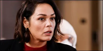 Quel est le grade de la policière Raphaëlle Coste, l'un des personnages principaux de la série ?