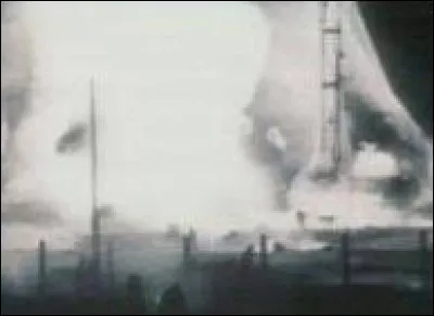 Ce 24 octobre, en URSS, l'explosion du prototype de fusée R-16 au cosmodrome de Baïkonour provoque la "catastrophe de Nedelin", du nom de Mitrofane Nedeline, acteur important de la course à l'espace, chargé du développement de la fusée R-16 et mort dans la catastrophe : c'était en ...