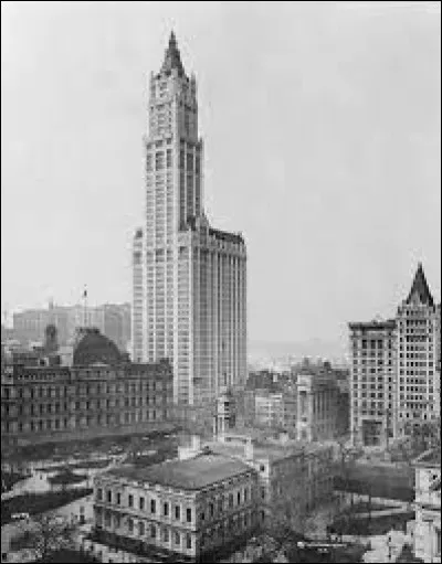 Ce 24 avril, le Woolworth building, avec ses 57 étages et une hauteur de 241 mètres, devient le plus haut gratte-ciel de New York et du monde : c'était en ...