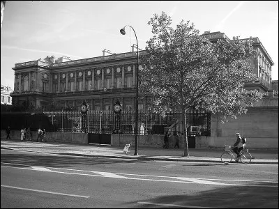 La voiture hippomobile à quatre roues, suspendue sur des ressorts, en usage au XIXe siècle était un...