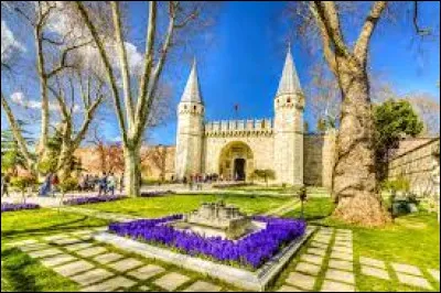 Où se trouve le palais Topkapi ?