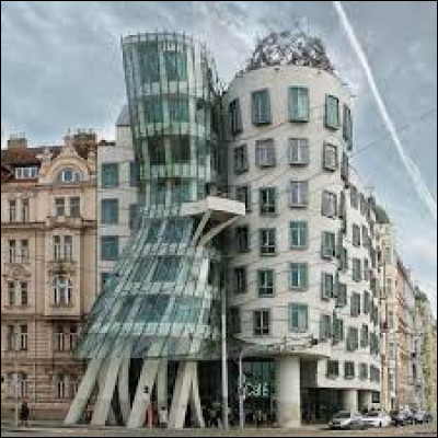 Frank Gehry est l'architecte de ce bâtiment situé à Prague.