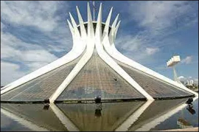 Quelle est la nationalité d'Oscar Niemeyer ?