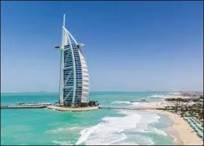 Lequel de ces hommes est connu pour la création du Burj Al Arab à Dubaï, aux Émirats arabes unis ?