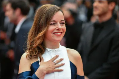 L'une de ces questions permet de répondre "Laure Calamy". Laquelle est-ce ?