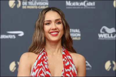 Laquelle de ces questions faut-il poser pour que la réponse soit "Jessica Alba" ?