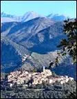 C'est un vieux village restaur avec got, repeupl d'artistes (Jean Cocteau) et d'artisans dans les annes 1950, au milieu des oliviers.