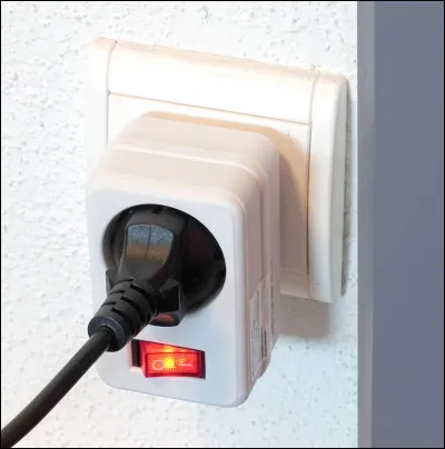 Qui chante "Débranche" ?