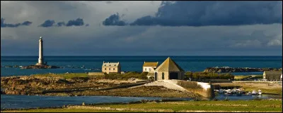 Cette vaste commune nouvelle de 11 000 habitants, située au nord du Cotentin dans le département de la Manche, c'est ...