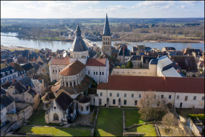 Cette petite ville du département de la Nièvre, peuplée de 4 600 habitants, bordée par la Loire, c'est ...